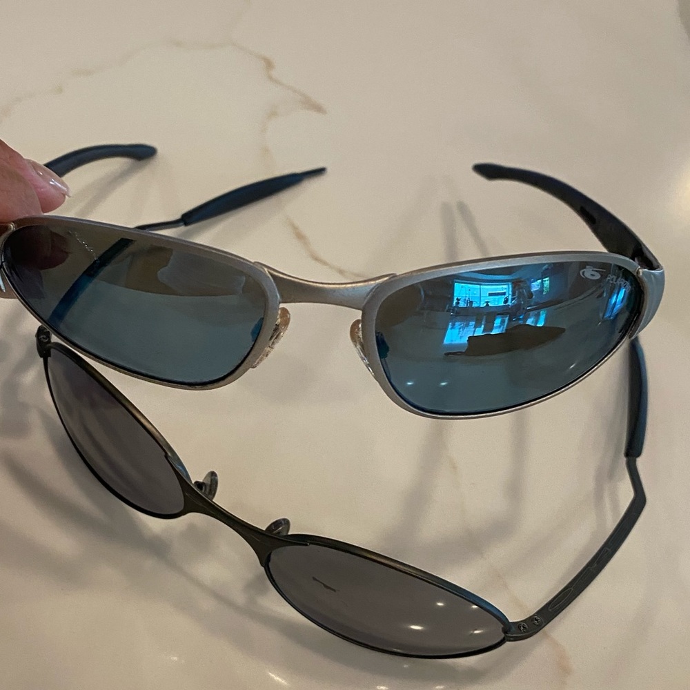 2 vintage circa 1980s - Bolle & Oakley sunglasses